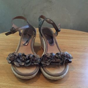 💥Clearance💥     Bare Traps wedge sandal. Size 8